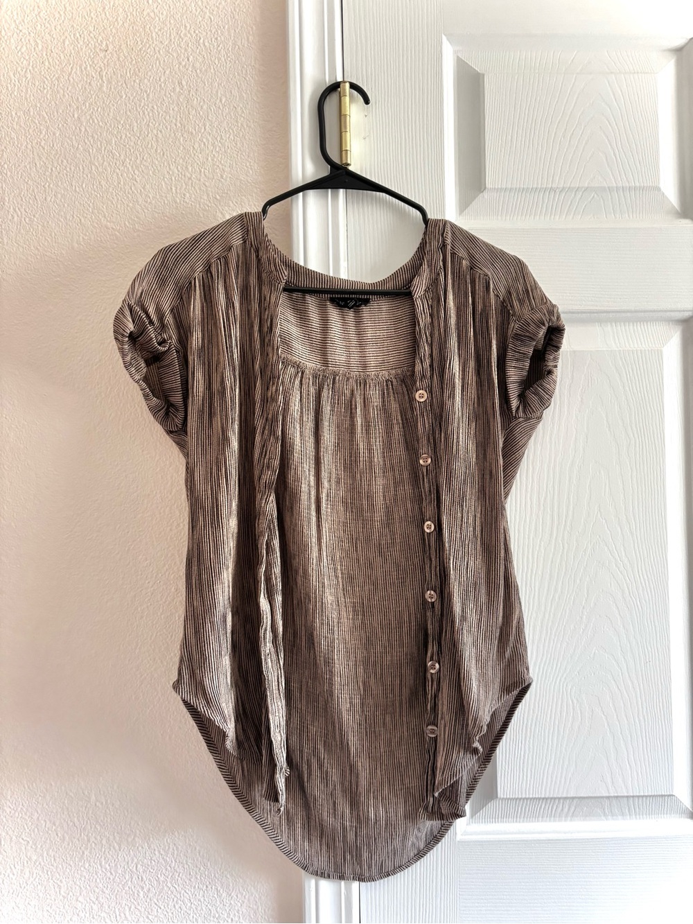 Blu Pepper Cream and Brown Pinstriped Crinkled Short Sleeve Blouse XS